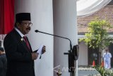 Gubernur Jawa Timur Soekarwo membacakan naskah pidato Mendikbud pada upacara Hari Pendidikan Nasional 2017 di Gedung Negara Grahadi, Surabaya, Jawa Timur, Selasa (2/5). Upacara tersebut diselenggarakan untuk memperingati Hari Pendidikan Nasional 2017 dengan tema 'Percepat Pendidikan Merata dan Berkualitas sesuai dengan isi naskah pidato dari Menteri Pendidikan dan Kebudayaan. Antara Jatim/Naufal Ammar/zk/17.
