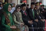 Gubernur Jawa Timur Soekarwo (ketiga kanan) didampingi Wakil Gubernur Saiful Yusuf (kedua kanan) serta Kapolda Jawa Timur Irjen Pol Machfud Arifin (kanan) beserta istri foto bersama pada upacara Hari Pendidikan Nasional 2017 di Gedung Negara Grahadi, Surabaya, Jawa Timur, Selasa (2/5). Upacara tersebut diselenggarakan untuk memperingati Hari Pendidikan Nasional 2017 dengan tema 'Percepat Pendidikan Merata dan Berkualitas sesuai dengan isi naskah pidato dari Menteri Pendidikan dan Kebudayaan. Antara Jatim/Naufal Ammar/zk/17.
