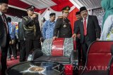 Gubernur Jawa Timur Soekarwo (kedua kanan) didampingi Kapolda Jawa Timur Irjen Pol Machfud Arifin (tengah) mengamati sofa daur ulang dari tong kary siswa Sekolah Kejuruan di Gedung Negara Grahadi, Surabaya, Jawa Timur, Selasa (2/5). Pameran tersebut diselenggarakan dalam rangka Hari Pendidikan Nasional 2017. Antara Jatim/Naufal Ammar/zk/17.
