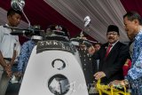 Gubernur Jawa Timur Soekarwo (kedua kanan) mengamati mengamati motor listrik Antelope karya siswa SMK Negeri 5 Surabaya di Gedung Negara Grahadi, Surabaya, Jawa Timur, Selasa (2/5). Pameran tersebut diselenggarakan dalam rangka Hari Pendidikan Nasional 2017. Antara Jatim/Naufal Ammar/zk/17.
