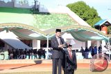 Sekretaris Daerah Kabupaten Tanah Laut, Kalimantan Selatan H. Syahrian Nurdin memimpin upacara peringatan Hari Pendidikan Nasional, di Lapangan Pertasi Kencana Pelaihari, Selasa (2/5). Foto:Antaranews Kalsel/Arianto/G.