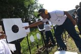 Seorang perwira TNI AL mengamati sasaran tembak ketika lomba menembak pistol eksekutif di Lapangan tembak Jala Krida Braja, Kobangdikal, Bumimoro, Surabaya, Jawa Timur, Selasa (2/5). Lomba menembak dalam rangka memeriahkan Hari Pendidikan TNI Angkatan Laut (Hardikal) ke-71 diikuti sekitar 100 peserta dari sembilan Kotama TNI AL wilayah Surabaya. Antara Jatim/M Risyal Hidayat/zk/17