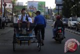 Seorang pelajar SD duduk di becak angkutan untuk pergi ke sekolah di Medan, Sumatera Utara, Selasa (2/5). Pelajar itu memanfaatkan transportasi becak untuk pergi dan pulang sekolah. ANTARA SUMUT/Septianda Perdana/17