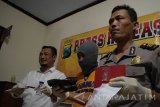 Polisi menunjukkan tersangka dengan barang bukti Narkoba jenis sabu-sabu di Mapolres Madiun, Jawa Timur, Selasa (2/5). Polisi menangkap tersangka yang seorang Pegawai Negeri Sipil (PNS) saat kedapatan membawa sabu yang akan digunakan untuk pesta narkoba. Antara Jatim/Siswowidodo/zk/17