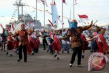 
Dua orang guru bersama sejumlah siswa SD dan SMP menggelar tarian bertema nasionalisme pada peringatan Hari Armada RI 2016, di Makolantamal I Pelabuhan Belawan Medan, Sumatera Utara, Senin (5/12). Hari Armada tahun ini bertemakan "Dirgahayu Armada RI Pengawal Samudera, Perekat Nusantara". ANTARA SUMUT/Septianda Perdana/16
