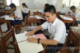 Sejumlah siswa tuna netra mengerjakan soal Bahasa Indonesia braile ketika ujian nasional berbasis kertas dan pensil (UNKP) di SMPLB-A YPAB, Surabaya, Jawa Timur, Selasa (2/5). Ujian Nasional tingkat SMP atau sederajat serentak diselenggarakan secara nasional mulai 2 mei 2017 yang diikuti sebanyak 4.205.337 pelajar dari 56.194 Sekolah Menengah Pertama (SMP) dan sederajat di Tanah Air. Antara Jatim/M Risyal Hidayat/zk/17