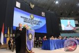 Ketua Pembina Yayasan Pembina Pendidikan Universitas Pancasila (YPPUP) Siswono Yudo Husodo ketika memberikan sambutan wisuda Universitas Pancasila. Sebanyak 1.279 mahasiswa diwisuda terdiri dari 3 doktor, 190 Magister, 154 profesi apoteker, 908 sarjana dan 19 diploma di Jakarta Convention Center. (Humas Universitas Pancasila)