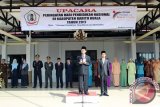 Bupati Barito Kuala, Kalimantan Selatan H. Hasanuddin Murad menjadi pembina upacara pada Peringatan Hari Pendidikan Nasional (Hardiknas) Tingkat Kabupaten Barito Kuala (Batola), di halaman Kantor Bupati, Selasa (2/5) Pagi. Foto:Antaranews Kalsel/Arianto/G.