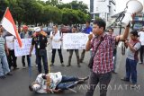 Sejumlah jurnalis yang tergabung dalam Aliansi Jurnalis Jember (AJJ) melakukan aksi damai memperingati Hari Kebebasan Pers Internasional (World Press Freedom Day) di Alun-alun Jember, Jawa Timur, Rabu (3/5). Elemen jurnalis yang tergabung dalam AJJ, terdiri dari sejumlah organisasi, yaitu Aliansi Jurnalis Independen, Forum Wartawan Lintas Media Jember dan Jember South Jurnalis menolak segala bentuk kekerasan terhadap jurnalis, penuntasan laporan kekerasan jurnalis memakai UU Pers, dan menuntut perlindungan keamanan untuk jurnalis. Antara Jatim/Seno/zk/17.
