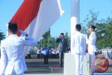 Wakil Wali Kota Banjarbaru Darmawan Jaya Setiawan menjadi Inspektur upacara Peringatan Hari Pendidikan Nasional di Lapangan Murjani Kota Banjarbaru, (2/4) diikuti perwakilan Karyawan/Karyawati dilingkup Pemko Banjarbaru. Dihadir Ketua DPRD Banjarbaru H AR Iwansyah, Forkopimda Kota Banjarbaru, pejabat Eselon II, III, dan IV serta perwakilan SMP,SMA/SMK sederajat Kota Banjarbaru.(Foto Antaranews Kalsel/hms/uviek/f)