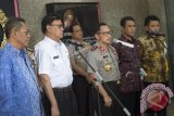 Kapolri Jenderal Pol. Tito Karnavian (tengah), Menteri Pertanian Amran Sulaiman (kedua kanan), Menteri Dalam Negeri Tjahjo Kumolo (kedua kiri), Dirut Bulog Djarot Kusumayakti (kiri) dan Ketua Komisi Pengawas Persaingan Usaha (KPPU) M. Syarkawi Rauf (kanan) memberikan keterangan pers seusai rakor melalui 'video conference' dengan jajaran polda seluruh Indonesia di Mabes Polri, Jakarta, Rabu (3/5). Rakor tersebut membahas soal ketersediaan dan stabilitas harga bahan pangan dan lainnya menjelang bulan Ramadan dan Hari Raya Idul Fitri Tahun 2017. ANTARA FOTO/Widodo S Jusuf/wdy/17.