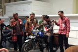 Jokowi naiki motor pustaka Sugeng Hariyono