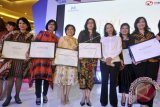 Menteri BUMN Rini Soemarno (ketiga kanan) saat berfoto bersama para Dewi BUMN 2017 pada ajang Marketeers Awards 2017 di Jakarta, Rabu. Mark Plus Inc bekerja sama dengan Forum Humas BUMN memiliki perhatian besar untuk memilih pemimpin wanita BUMN yang memiliki prestasi dan kontribusi dalam memajukan kinerja BUMN. (ANTARA FOTO/Audy Alwi/Dok).