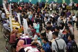 Para pencari kerja memadati arena Job Fair Dinas Tenaga Kerja (Disnaker) Kabupaten Sidoarjo di GOR Tennis Indoor Sidoarjo, Jawa Timur, Kamis (4/5). Job Fair yang diikuti sekitar 50 perusahaan multi nasional tersebut menawarkan lebih dari 5000 lowongan untuk berbagai sektor. Antara Jatim/Umarul Faruq/zk/17