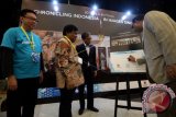 Direktur Unesco Jakarta Shahbaz Khan (kanan) menandatangani poster pameran disaksikan Dirut LKBN Antara Meidyatama Suryodiningrat (kedua kanan), Ketua Dewan Pers Yosep Adi Prasetyo (kiri) dan Direktur Layanan Informasi Internasional Kominfo Selamatta Sembiring (kedua kiri) saat pembukaan pameran foto =80 Years in 80 Photos: Chronicling Indonesia in Images sice 1937= disela World Press Freedom Day 2-17 di Jakarta Convention Center, Jakarta, Selasa (2/5). Pameran foto jurnalistik karya pewarta foto Antara tersebut bercerita tentang perjalanan pers Indonesia selama 80 tahun. (ANTARA FOTO/Sigid Kurniawan/Dok). 