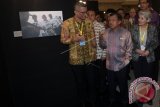 Wapres Jusuf Kalla (tengah) didampingi Director General UNESCO Irina Bokova (kanan) dan anggota Dewan Pers Jimmy Silalahi (kiri) meninjau pameran foto 