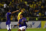 Pesepak bola Persib Bandung Fulgensius Billy Paji Keraf (kanan) meluapkan kegembiraan usai mencetak gol ke gawang Persegres Gresik United dalam lanjutan pertandingan Gojek Traveloka Liga 1 di Stadion Petrokimia Gresik, Jawa Timur, Rabu (3/5) malam. Persegres Gresik United kalah dari Persib Bandung dengan skor 0-1. Antara Jatim/M Risyal Hidayat/zk/17