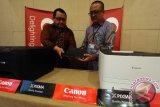 Customer Support Executive PT Datascrip Yordan Aqsha (kiri) bersama Branch Sales Manager PT Datascrip Iwan T Batara (kanan) memperlihatkan produk teknologi scanner digital Canon pada ajang Datascrip Solution Day di Medan, Sumatera Utara, Kamis (4/5). PT Datascrip mengeluarkan perangkat teknologi mengubah dokumen dalam bentuk digital atau elektronik berkualitas tinggi hingga 600 dpi yang diharapkan dapat mendorong perluasan akses digital di masyarakat. ANTARA SUMUT/Septianda Perdana/17
