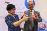 Presdir GSK Indonesia Pawan Sud (kanan) didampingi Marketing Manager Sensodyne Asia Jasmine Loh (kiri) mempraktikan cara menyikat gigi, pada peluncuran Sensodyne Repair and Protect, di Medan, Sumatera Utara, Kamis (4/5). Peluncuran Sensodyne Repair and Protect untuk menjawab kebutuhan masyarakat untuk melindungi gigi sensitif. ANTARA SUMUT/Irsan Mulyadi/17