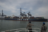 Polisi perairan memantau kapal CMA CGM Ottelo yang sandar di Jakarta International Container Terminal (JICT), Jakarta, Minggu (23/4). Kapal kontainer terbesar yang sandar di Indonesia dengan kapasitas 8238-TEU tersebut akan berlayar dengan rute Jakarta-Los Angeles dan diberangkatkan pada Senin (24/4). ANTARA FOTO/Rosa Panggabean/Spt/17.