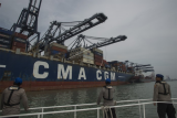 Polisi perairan memantau kapal CMA CGM Ottelo yang sandar di Jakarta International Container Terminal (JICT), Jakarta, Minggu (23/4). Kapal kontainer terbesar yang sandar di Indonesia dengan kapasitas 8238-TEU tersebut akan berlayar dengan rute Jakarta-Los Angeles dan diberangkatkan pada Senin (24/4). ANTARA FOTO/Rosa Panggabean/Spt/17.