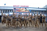 Puluhan prajurit Korps Marinir jajaran Pasmar-1 yang tergabung dalam Satgas Batalyon Komposit Kontingen Garuda XXXV-B/UNAMID Darfur, melempar baret khas Pasukan Perdamaian PBB usai penyambutan pasukan di Bhumi Marinir Gedangan, Sidoarjo, Jumat (5/5). Sebanyak 22 prajurit Korps Marinir jajaran Pasmar-1 yang tergabung dalam Kontingen Garuda XXXV-B/UNAMID Darfur, Sudan, telah menyelesaikan tugas sebagai Pasukan Perdamaian PBB selama setahun.Antara Jatim/Serka Mar Kuwadi/zk/17