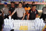 Kapolres Jember AKBP Kusworo Wibowo (memegang botol obat), didampingi Kasat Reskoba AKP. Sukari (kanan) saat rilis pengungkapan obat keras di Mapolres, Jember, Jawa Timur, Kamis (4/5). Polres Jember mengungkap peredaran obat keras, yaitu jenis Trihexyphenidyl dan jenis Dextromethorphan sebanyak 201.329 butir yang dijual bebas di pasaran tanpa ijin edar dan resep dokter dari dua orang tersangka. Antara jatim/Seno/zk/17.