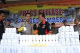 Kapolres Jember AKBP Kusworo Wibowo (memegang botol obat), didampingi Kasat Reskoba AKP. Sukari (kanan) saat rilis pengungkapan obat keras di Mapolres, Jember, Jawa Timur, Kamis (4/5). Polres Jember mengungkap peredaran obat keras, yaitu jenis Trihexyphenidyl dan jenis Dextromethorphan sebanyak 201.329 butir yang dijual bebas di pasaran tanpa ijin edar dan resep dokter dari dua orang tersangka. Antara jatim/Seno/zk/17.