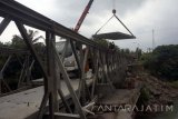 Pekerja menyelesaikan pemasangan rangka baja jembatan bailey di jalan antarkota perbatasan Tulungagung-Kediri, Jawa Timur, Rabu (4/5). Pemasangan jembatan darurat terbuat dari rangkaian baja sepanjang 40 meter tersebut ditarget rampung sebelum Ramadhan sehingga tidak mengganggu arus mudik/balik Lebaran 1438 H. Antara Jatim/Destyan Sujarwoko/zk/17