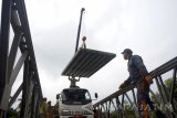 Pekerja menyelesaikan pemasangan rangka baja jembatan bailey di jalan antarkota perbatasan Tulungagung-Kediri, Jawa Timur, Rabu (4/5). Pemasangan jembatan darurat terbuat dari rangkaian baja sepanjang 40 meter tersebut ditarget rampung sebelum Ramadhan sehingga tidak mengganggu arus mudik/balik Lebaran 1438 H. Antara Jatim/Destyan Sujarwoko/zk/17