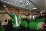 Direktur Produksi Citilink Indonesia, Arry Kalzaman (kiri) bersama Direktur Utama Citiink Indonesia Juliandra Nurtjahjo (kanan) dan staf membersihkan ruang kabin pesawat Airbus A320 Neo di Bandara I Gusti Ngurah Rai, Denpasar, Jumat (5/5). Kegiatan tersebut melibatkan jajaran direksi dan staf maskapai Citilink secara serentak di tiga bandara di Indonesia untuk meningkatkan kualitas pelayanan. Antara Bali/Nyoman Budhiana/17.