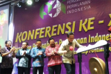 Kepala Badan Ekonomi Kreatif (Bekraf) RI, Trisnawan Munaf memukul gong sebagai tanda telah dibukannya Konferensi  XVI Persatuan Perusahaan Periklanan Indonesia (P3I) di Pontianak, Jumat (5/5). Foto Antara Kalbar/Dedi/17.