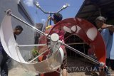 Tim riset warga merangkai penerangan jalan umum (PJU) bertenaga hibrid, gabungan sistem panel surya dan kincir angin magnetis (vertical windmill) di bengkel pos pelayanan teknologi tepat guna 'kedung tekno jaya' di Tulungagung, Jawa Timur, Sabtu (6/5). Inovasi produk PJU bertenaga hibrid itu dijual Rp17 juta per unit, dan diklaim pertama kali di Indonesia yang bisa diaplikasikan di wilayah perkotaan yang bertekanan angin rendah, kawasan pesisir, serta lebih tahan lama karena tidak bergantung cuaca/panas matahari. Antara Jatim/Destyan Sujarwoko/zk/17