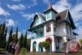 Wisatawan mengunjungi Villa Juliana di Watansoppeng, Kabupaten Soppeng, Sulawesi Selatan, Sabtu (6/5). Villa Juliana merupakan bangunan perpaduan arsitektur Eropa dan Bugis yang dibangun pada tahun 1905 untuk meyambut kedatangan Ratu Juliana yang batal datang karena sengitnya peperangan antara Kerajaan Gowa dengan Pemerintah Hindia Belanda. ANTARA FOTO/Sahrul Manda Tikupadang/wdy/17.