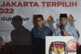 Pasangan Cagub dan Cawagub DKI Jakarta terpilih Anies Baswedan (kanan) dan Sandiaga Uno saat memberikan sambutan dalam rapat pleno terbuka di Kantor KPU DKI Jakarta, Jumat (5/5). KPU DKI Jakarta menetapkan pasangan Anies-Sandi sebagai Gubernur dan Wakil Gubernur DKI Jakarta terpilih untuk periode 2017-2022 dengan perolehan suara sebanyak 57,96 persen. (ANTARA FOTO/Rosa Panggabean/Dok).