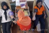 Petugas PMI mengambil darah pendonor di unit donor darah keliling PMI Tulungagung di Tulungagung, Jawa Timur, Minggu (7/5). Aksi donor darah keliling itu digelar dalam rangka HUT Ikatan Dokter Indonesia (IDI) ke-109 sekaligus persiapan cadangan darah jelang Ramadhan. Antara jatim/Destyan Sujarwoko/zk/17