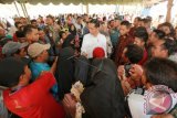 Presiden Joko Widodo menyalami masyarakat yang hadir saat kunjungan kerja Lintas Nusantara di Desa Tebing Siring Kabupaten Tanah Laut Kalimantan Selatan, Minggu (7/5). Dalam kunjungan kerjanya tersebut Presiden Jokowi menyerahkan empat SK Hak Pengelolaan Hutan Desa (HPHD) dan dua SK Ijin Usaha Pengelolaan Hutan Kemasyarakatan (IUPHKm) kepada beberapa kelompok masyarakat di Kalimantan Selatan. ANTARA FOTO/Herry Murdy Hermawan/wdy/17.