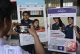 Relawan Palang Merah Indonesia (PMI) berfoto saat peringatan Hari Palang Merah Internasional di Kantor PMI Daerah Bali, Denpasar, Senin (8/5). PMI Provinsi Bali mengadakan sejumlah kegiatan sosial seperti donor darah dan pelayanan kesehatan sekaligus mendesak RUU Kepalangmerahan segera disahkan saat peringatan Hari Palang Merah Internasional ke-154. ANTARA FOTO/Fikri Yusuf/wdy/17.