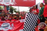 Wali Kota Pontianak, Sutarmidji beserta 15ribu pelanggan setia Telkomsel ikuti jalan Sehat 4G Telkomsel pada Minggu (7/5) di halaman GOR Stadion Sultan Syarif Abdurrahman Pontianak. Foto Antara Kalbar/Slamet/17