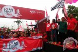 Wali Kota Pontianak, Sutarmidji beserta 15ribu pelanggan setia Telkomsel ikuti jalan Sehat 4G Telkomsel pada Minggu (7/5) di halaman GOR Stadion Sultan Syarif Abdurrahman Pontianak. Foto Antara Kalbar/Slamet/17