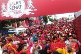 Wali Kota Pontianak, Sutarmidji beserta 15ribu pelanggan setia Telkomsel ikuti jalan Sehat 4G Telkomsel pada Minggu (7/5) di halaman GOR Stadion Sultan Syarif Abdurrahman Pontianak. Foto Antara Kalbar/Slamet/17