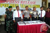 Polres Tabalong menggelar Press Release Operasi Sikat Intan 2017 yang dilaksanakan sejak 22 April sampai 5 Mei 2017. Wakapolres Tabalong Kompol Wildan Alberd didampingi Kabags Ops Kompol Fauzan Arianto, Kasatreskrim AKP Otniel Siahaan serta Kasat narkoba Iptu Minggu Tampubolon menunjukkan sejumlah barang bukti hasil operasi.Foto Antaranews.Kalsel/Herlina Lasmianti