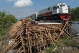 Pekerja mengerjakan pembangunan jembatan di atas saluran air di proyek jalur ganda  ‘double track’ rel Kereta Api (KA) segmen Jombang-Madiun di Kota Madiun, Jawa Timur, Selasa (9/5). Pembangunan jembatan di atas saluran air tersebut merupakan bagian dari proyek pembangunan jalur ganda KA Jawa lintas selatan segmen Jombang-Madiun sepanjang 100 kilometer dengan masa pengerjaan 2,5 tahun terhitung Agustus 2016. Antara Jatim/Foto/Siswowidodo/zk/17