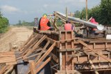 Pekerja mengerjakan pembangunan jembatan di atas saluran air di proyek jalur ganda  ‘double track’ rel Kereta Api (KA) segmen Jombang-Madiun di Kota Madiun, Jawa Timur, Selasa (9/5). Pembangunan jembatan di atas saluran air tersebut merupakan bagian dari proyek pembangunan jalur ganda KA Jawa lintas selatan segmen Jombang-Madiun sepanjang 100 kilometer dengan masa pengerjaan 2,5 tahun terhitung Agustus 2016. Antara Jatim/Foto/Siswowidodo/zk/17