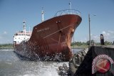 Kapal Tanker Permata Niaga kandas, akibat jangkarnya putus karena diterjang ombak besar, di Dermaga Tiga Pelabuhan Perikanan Samudra (PPSC) Cilacap, Jawa Tengah, Selasa (9/5). Tanker pengangkut aspal tersebut sebelumnya dalam posisi lepas jangkar, dalam keadaan tanpa muatan, pada jarak Tiga mil laut, dan mengalami kandas usai diterjang ombak besar yang menyebabkan rantai jangkar putus, pada Senin (8/5) sore. ANTARA FOTO/Idhad Zakaria/wdy/17.