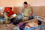 Petugas puskesmas memeriksa kesehatan sejumlah korban keracunan massal yang dirawat di Puskesmas Selorejo, Blitar, Jawa Timur, Selasa (9/5). Sebanyak 24 orang warga harus mendapatkan perawatan medis setelah mengalami keracunan massal usai menyantap minuman dawet gempol yang dijual dipasar desa setempat, dan kini polisi masih melakukan penyelidikan dengan mengamankan sampel dawet untuk diperiksa di laboratorium. Antara Jatim/Irfan Anshori/zk/17