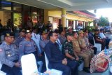 Polda Kalimantan Barat gelar pasukan Operasi Patuh 2017 di halaman Polresta Pontianak, Selasa (9/5). Pelaksanaan Operasi Patuh 2017, dilaksanakan 14 hari dengan mengedepankan tindakan yang humanis, yakni 3-S, senyum, sapa dan salam. Foto Antara Kalbar/Slamet/17.