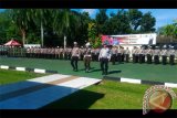 Polda Kalimantan Barat gelar pasukan Operasi Patuh 2017 di halaman Polresta Pontianak, Selasa (9/5). Pelaksanaan Operasi Patuh 2017, dilaksanakan 14 hari dengan mengedepankan tindakan yang humanis, yakni 3-S, senyum, sapa dan salam. Foto Antara Kalbar/Slamet/17.