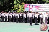 Polda Kalimantan Barat gelar pasukan Operasi Patuh 2017 di halaman Polresta Pontianak, Selasa (9/5). Pelaksanaan Operasi Patuh 2017, dilaksanakan 14 hari dengan mengedepankan tindakan yang humanis, yakni 3-S, senyum, sapa dan salam. Foto Antara Kalbar/Slamet/17.