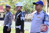 Polda Kalimantan Barat gelar pasukan Operasi Patuh 2017 di halaman Polresta Pontianak, Selasa (9/5). Pelaksanaan Operasi Patuh 2017, dilaksanakan 14 hari dengan mengedepankan tindakan yang humanis, yakni 3-S, senyum, sapa dan salam. Foto Antara Kalbar/Slamet/17.